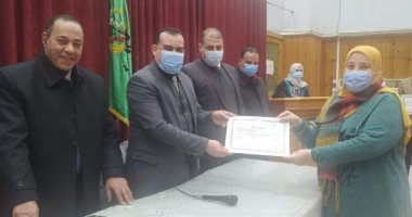 مدير تعليم المنوفية يكرم مدرسة الشهيد عبد الرحمن الديب الابتدائية