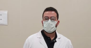 أول طبيب يحصل على التطعيم ضد كورونا: "اللقاح فعال وهيحمينا كلنا"