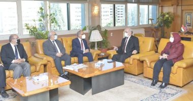 رئيس جامعة الفيوم يعلن إطلاق قمر صناعى قريبا.. صور