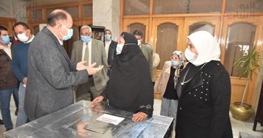 محافظ أسيوط يواصل توزيع مشروعات توليد الدخل للمرأة المعيلة ويسلم 13 فرنا منزليا
