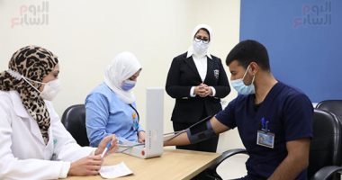 "الصحة" تعلق على امتناع البعض عن تلقى لقاح كورونا: آمنه وتحمى من الإصابة بالفيروس.. توفير أطباء وعيادات لمتابعة المتلقين للطعوم ..وتؤكد: ننصح الجميع بالتطعيم ..ولهذه الأسباب منعنا اللقاح عن الحوامل والأطفال
