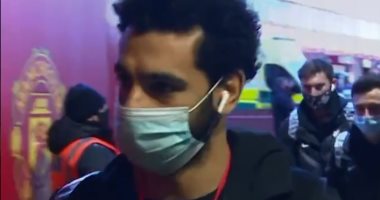 مان يونايتد ضد ليفربول .. شاهد لحظة وصول محمد صلاح ونجوم الريدز ملعب مباراة