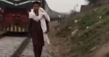 قطار يدهس شابًا باكستانيًا أثناء تصوير فيديو لنشره على "تيك توك".. صور
