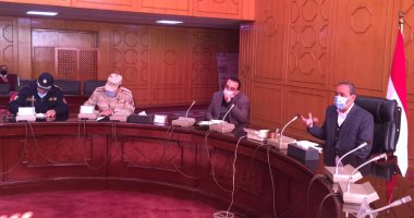محافظ الإسماعيلية يناقش مشروع تطوير الريف المصرى والبنية التحتية لـ16 قرية بالقنطرة شرق.. صور