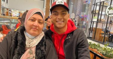 مصطفى محمد ينشر صورة مع والدته ومشجعو جالطة سراى يطالبونه بالقدوم للفريق