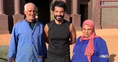 خالد النبوى مع العمال بكواليس "أهل الكهف".. ويعلق: "أسيادنا اللى بيخدمونا"