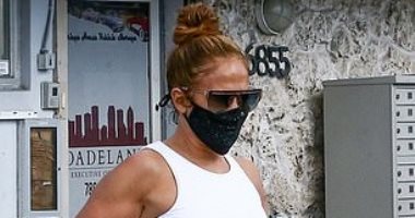 جينيفر لوبيز تستعرض لياقتها البدنية أثناء توجها لـ"الجيم" فى ميامى.. صور
