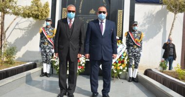 عيد الشرطة.. محافظ القليوبية ومدير الأمن يضعان إكليل الزهور على قبر الجندى المجهول.. فيديو