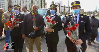 الداخلية توزع الورود والهدايا على المواطنين بالشوارع احتفالا بعيد الشرطة