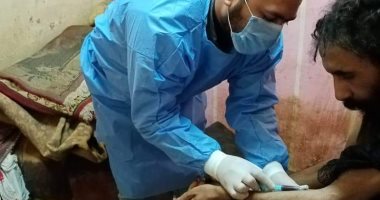 وفد من الصحة والتضامن يزور "محمد" المريض النفسى المحبوس بمنزله فى المنصورة.. صور