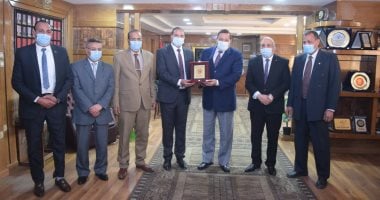 رئيس الجامعة يهنئ مدير أمن سوهاج بذكرى عيد الشرطة 69.. صور