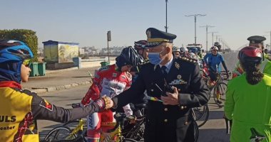 عيد الشرطة .. رخص قيادة مجانية وتوزيع هدايا وورود فى السويس.. صور