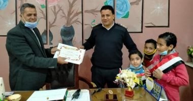 عيد الشرطة.. مدرسة بدمياط تقدم شهادات تقدير للعاملين بنقطة شرطة عزب النهضة 