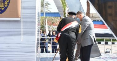 محافظ الشرقية ومدير الأمن يضعان إكليلا من الزهور على النصب التذكارى للشهداء.. صور