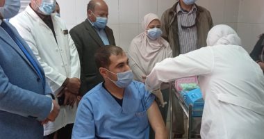 تطعيم الفرق الطبية بمستشفى العزل بلقاح فيروس كورونا بالدقهلية.. صور
