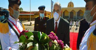 سكرتير عام جنوب سيناء يضع إكليلا من الزهور على نصب شهداء الشرطة.. صور