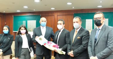 طلاب جامعة أسيوط يقدمون الورود لمدير الأمن وعدد من رجال الشرطة.. صور