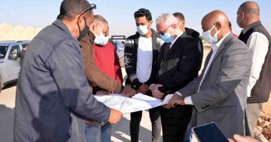 محافظ الأقصر يتفقد الطريق الصحراوى الشرقى ومشروعات المياه بمدينة طيبة .. صور