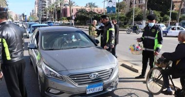 ضباط الشرطة ببورسعيد يوزعون الورود على المواطنين احتفالا بعيد الشرطة