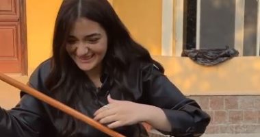 ملك احمد زاهر تغني "صدقني خلاص" لـ عمرو دياب في فيديو طريف