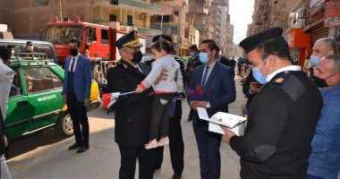 أمن المنوفية يوزع الورود والشيكولاتة على المواطنين فى عيد الشرطة الــ 69.. صور