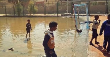 صور.. "مياه أسوان" تصلح كسر خط مياه شرب بعد غرق ملعب "الكرور"