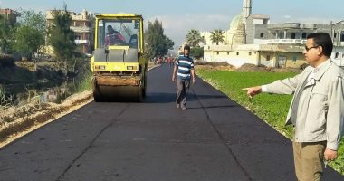 رصف 3 طرق بأبو حمص وحوش عيسى بتكلفة 7 مليون و 320 ألف جنيه.. صور