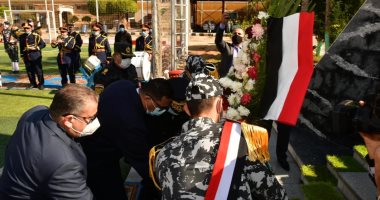 عيد الشرطة .. محافظ الدقهلية يضع إكليلا من الزهور على النصب التذكارى للشهداء