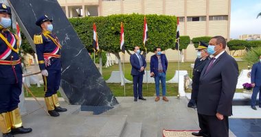 محافظ البحيرة ومدير الأمن يضعان إكليل زهور على نصب شهداء الشرطة 