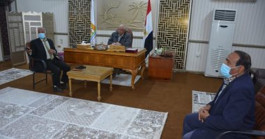 محافظ الوادى الجديد يترأس لجنة تقييم رؤساء الوحدات المحلية القروية بالداخلة