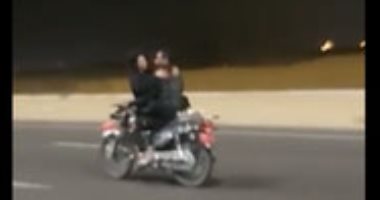 فيديو صادم لشاب وفتاة يتبادلان قبلات فوق موتوسيكل يشغل غضب مواقع التواصل.. فيديو