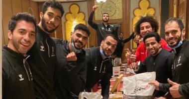 حماس وعزيمة لاعبي منتخب اليد قبل مواجهة الدنمارك.. فيديو