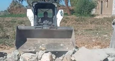 تمهيد طريق طراد النيل استعدادا لرصفه وإزالة 3 مخالفات بقرية الحلة بالأقصر.. صور