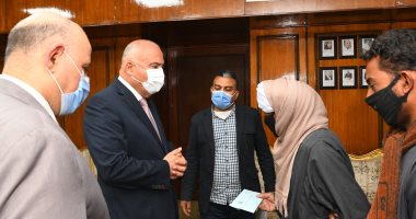محافظ قنا يكرم أسرة الشهيد سيد حندقها أمين شرطة بمركز نقادة.. صور