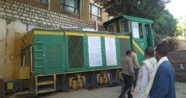 خروج قطار "ديكوفيل" عن مساره أثناء نقله محصول القصب بأسوان.. صور