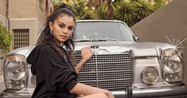 سيلينا جوميز تفضل السيارات الكلاسيكية الفاخرة.. صورة