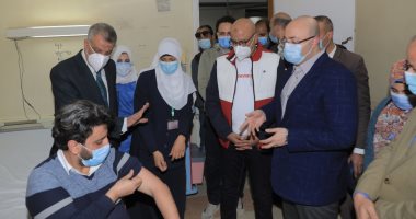 تطعيم أول عنصر من الطاقم الطبى بلقاح كورونا بمستشفيات عزل بنى سويف.. صور