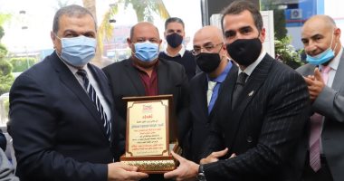 وزير القوى العاملة يسلم 210 من أصحاب الهمم عقود عملهم بإحدى شركات الملابس