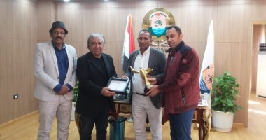 مهرجان أفلام المرأة يكرم رئيس جامعة أسوان بإهدائه درع المهرجان