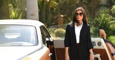 مى عمر تستعرض سيارتها الفارهة فى كواليس مسلسلها "لؤلؤ".. صورة