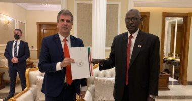 وزير المخابرات الإسرائيلى ينشر صورته من السودان ويعلق: نصنع التاريخ