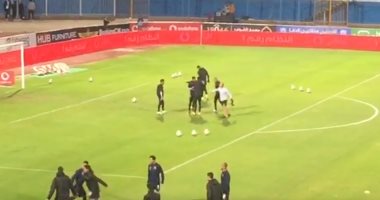 الأهلي وبيراميدز.. حارسا الأهلى يستقبلان شريف إكرامى بالأحضان قبل المباراة.. فيديو