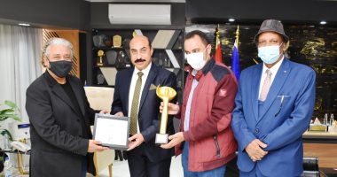 صناع مهرجان أفلام المرأة فى دورته الخامسة يكرمون محافظ أسوان .. صور