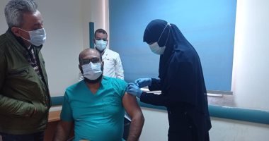 بدء تطعيم الأطقم الطبية بلقاح كورونا بمستشفى قفط التعليمى بقنا