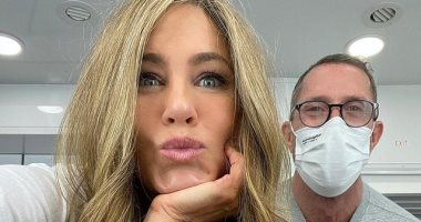 جينيفر أنيستون فى كواليس تصوير مسلسلها The Morning Show مع مصفف شعرها.. صور