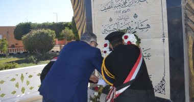 محافظ البحر الأحمر يضع إكليل الزهور على النصب التذكارى لشهداء الشرطة