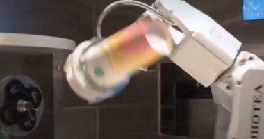 روبوت يرقص على الموسيقى أثناء إعداد الطلبات فى مقهى بهونج كونج.. فيديو