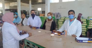 رئيس جامعة الوادى الجديد يشهد أعمال تدريب طلاب كلية الزراعة على تصنيع التمور 