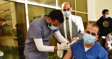 بدء تطعيم الأطقم الطبية بلقاح كورونا داخل 12 مستشفى فى أسوان
