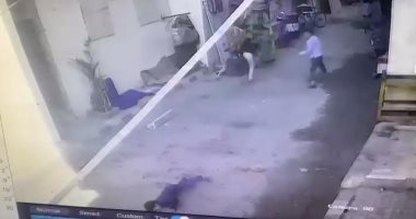 شاهد لحظة إصابة طفل بمخلفات هدم أثناء إزالة غرفة بعقار مخالف 